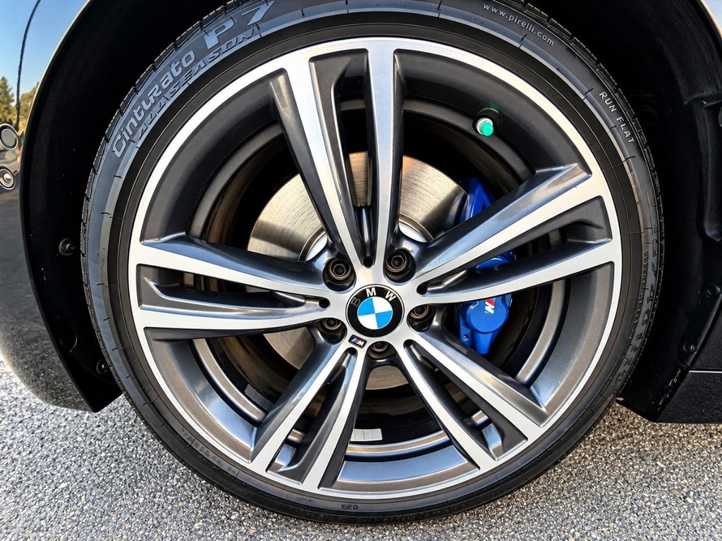 BMW 4 Series Vehicle Full-screen Gallery Image 36