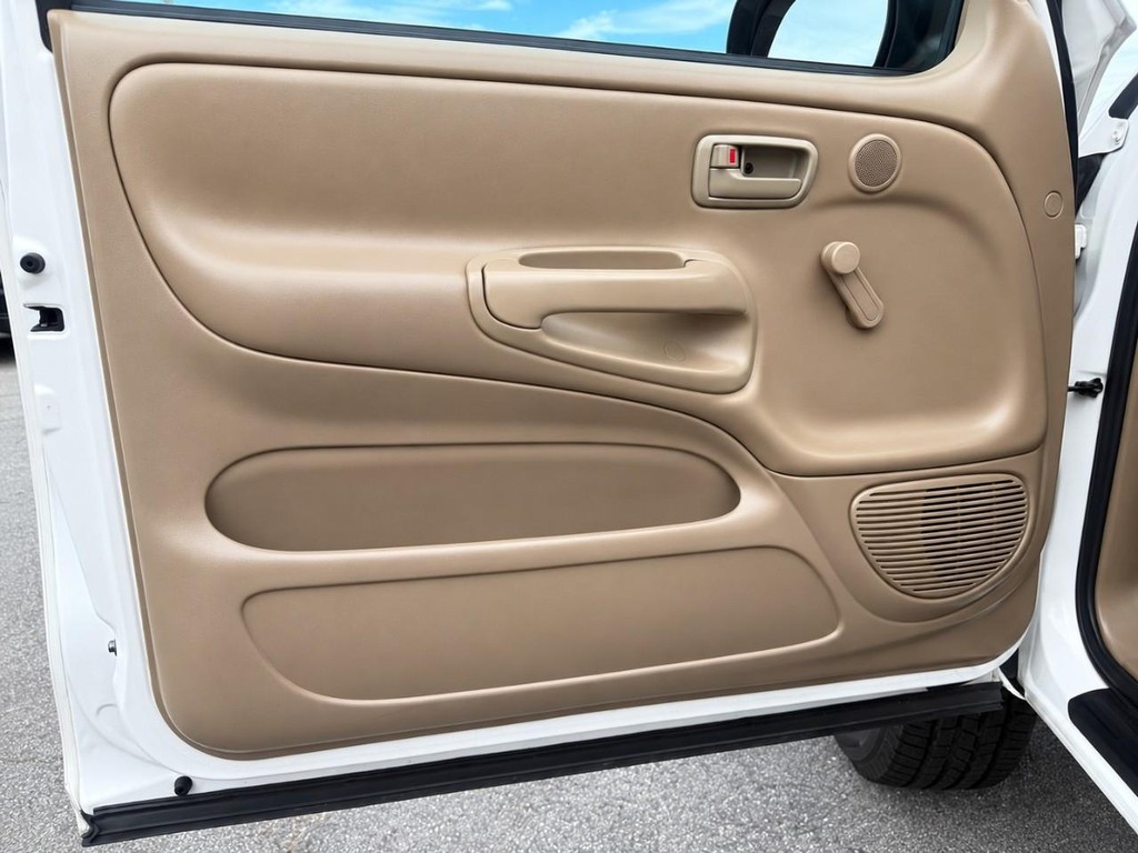 Toyota Tundra Vehicle Full-screen Gallery Image 21