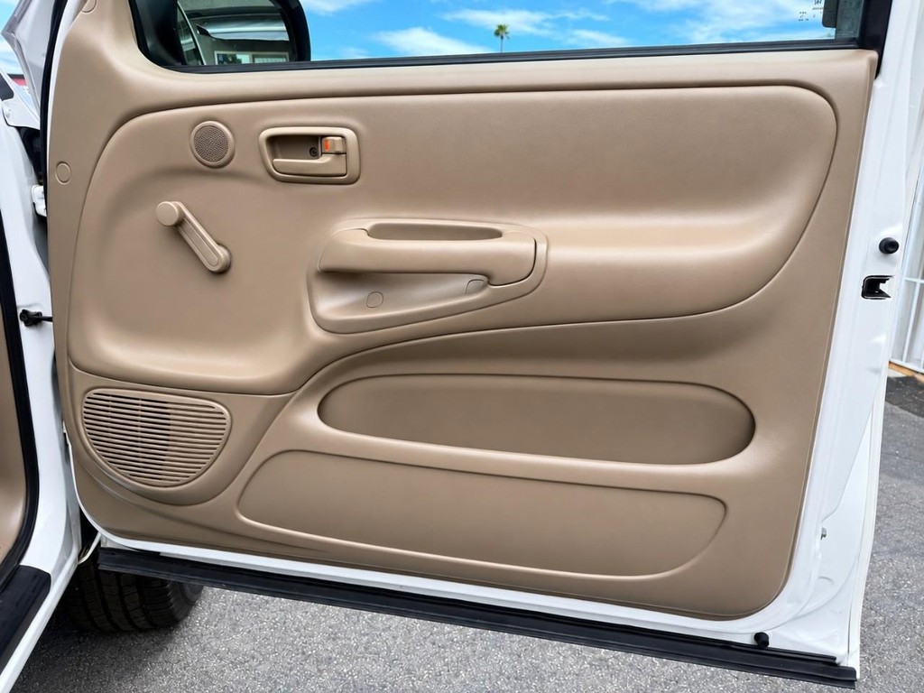 Toyota Tundra Vehicle Full-screen Gallery Image 25