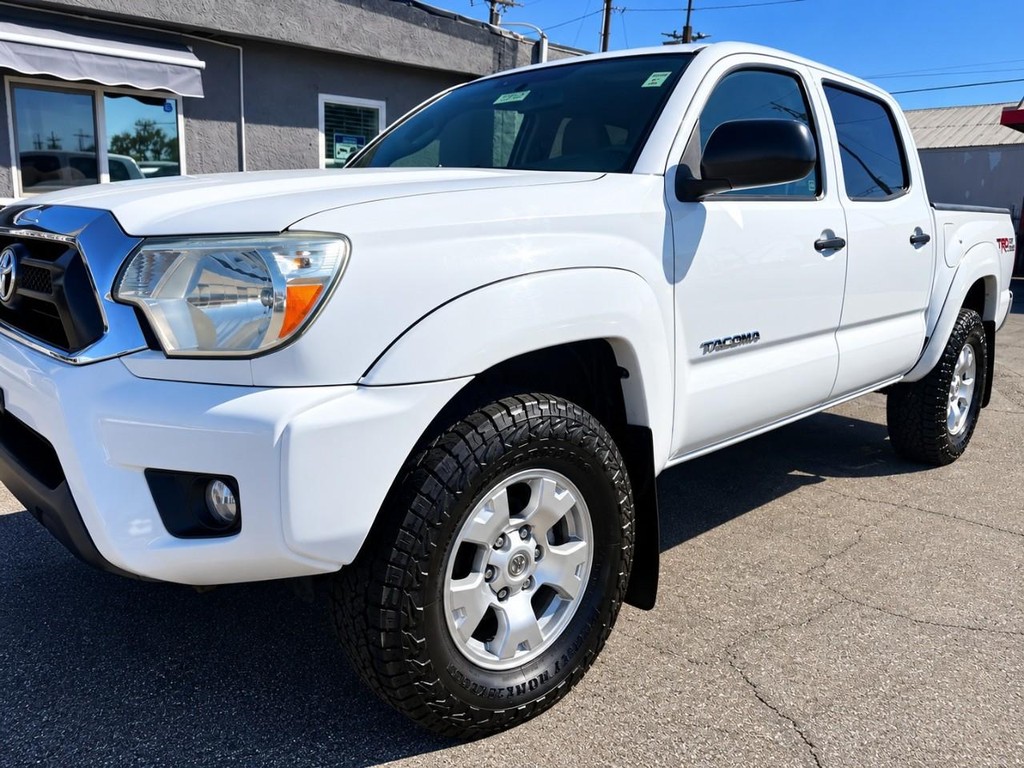 Toyota Tacoma Vehicle Full-screen Gallery Image 3