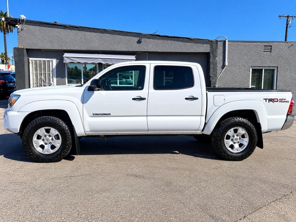 Toyota Tacoma Vehicle Full-screen Gallery Image 4