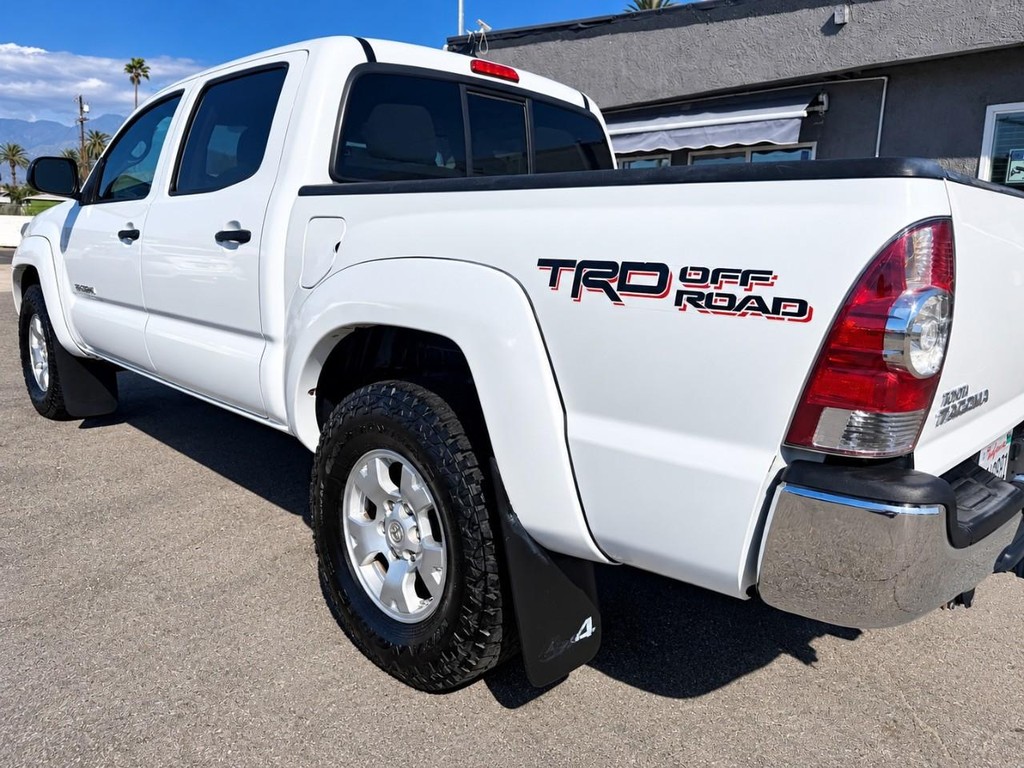 Toyota Tacoma Vehicle Full-screen Gallery Image 5