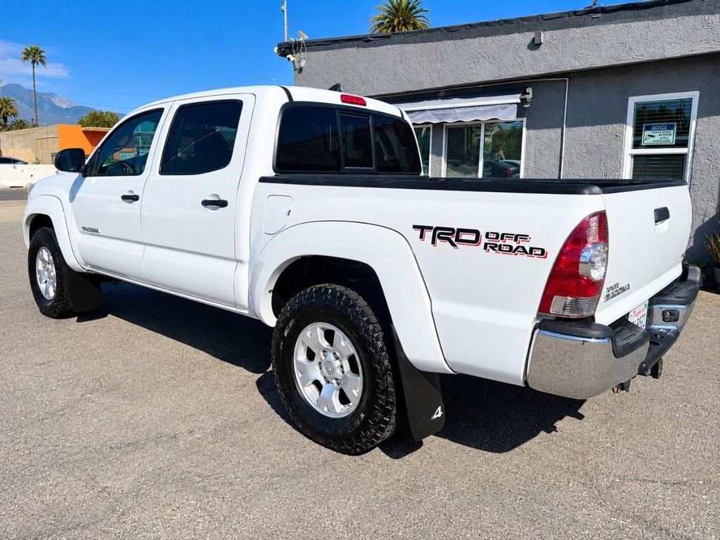 Toyota Tacoma Vehicle Full-screen Gallery Image 6