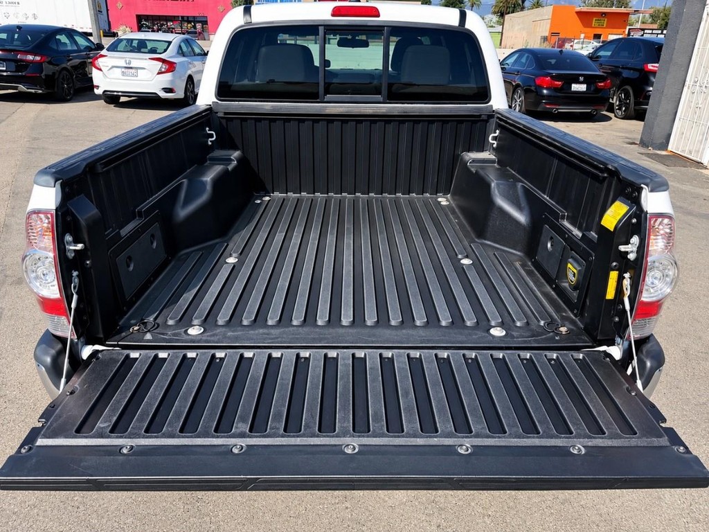 Toyota Tacoma Vehicle Full-screen Gallery Image 7