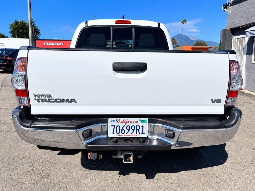 Toyota Tacoma Vehicle Full-screen Gallery Image 8