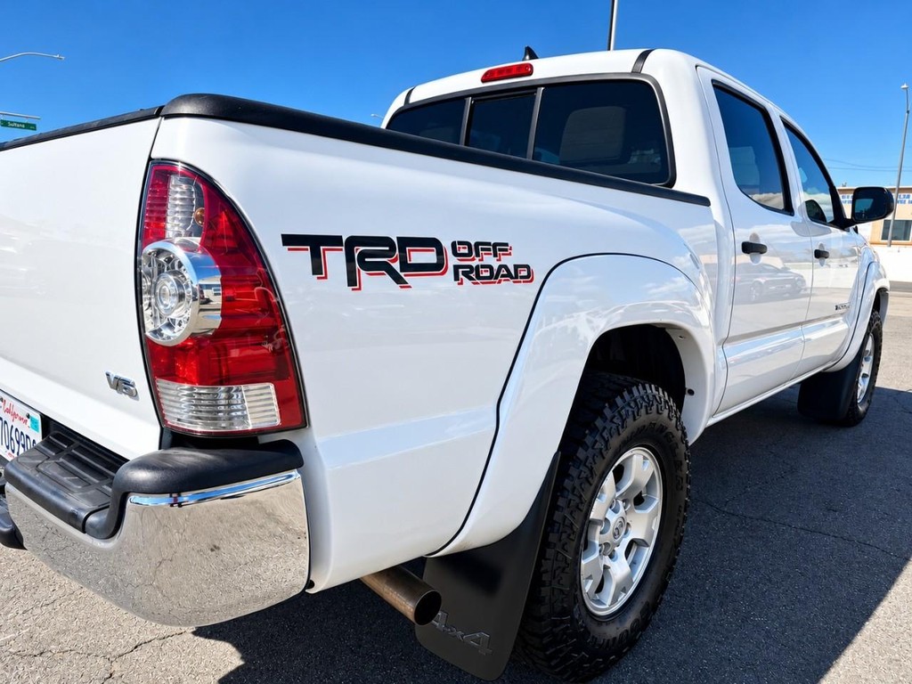 Toyota Tacoma Vehicle Full-screen Gallery Image 9