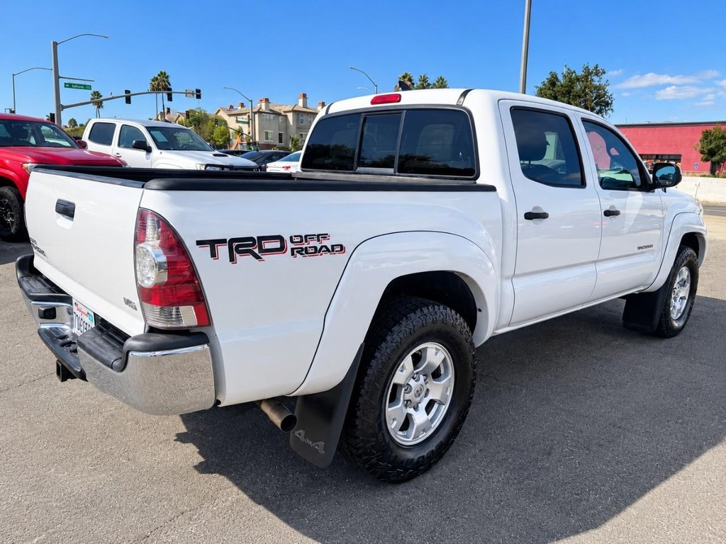 Toyota Tacoma Vehicle Full-screen Gallery Image 10
