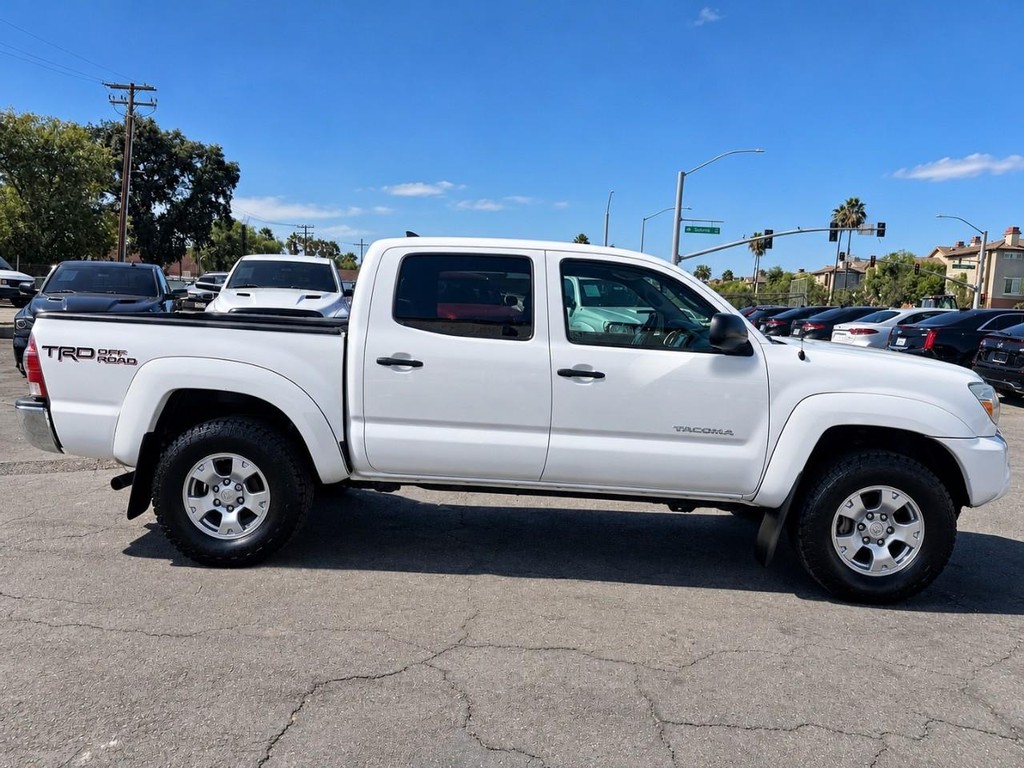 Toyota Tacoma Vehicle Full-screen Gallery Image 11