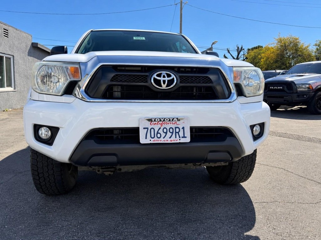 Toyota Tacoma Vehicle Full-screen Gallery Image 14