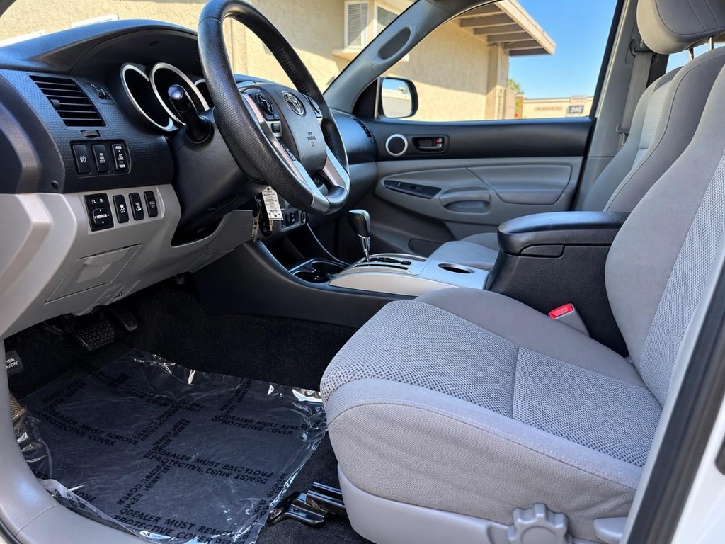 Toyota Tacoma Vehicle Full-screen Gallery Image 16