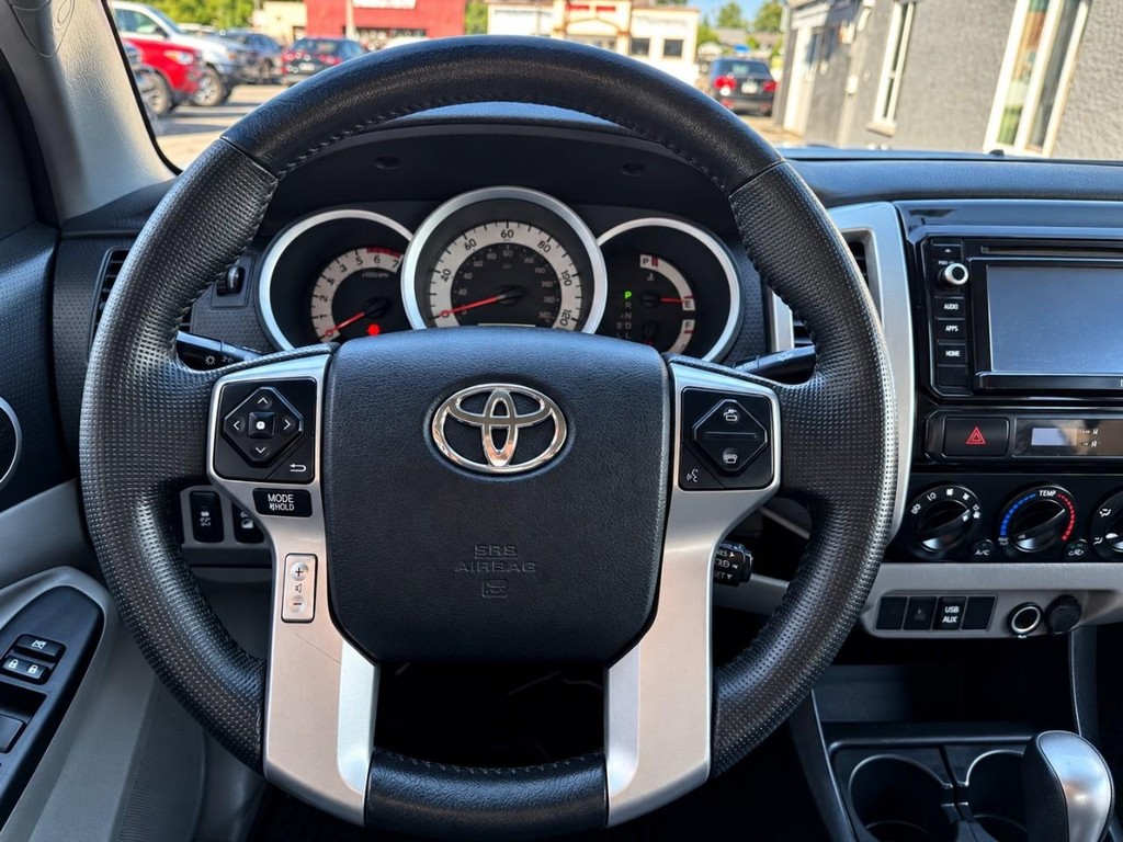 Toyota Tacoma Vehicle Full-screen Gallery Image 17