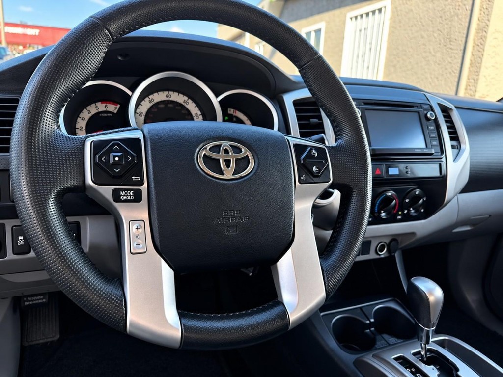 Toyota Tacoma Vehicle Full-screen Gallery Image 18
