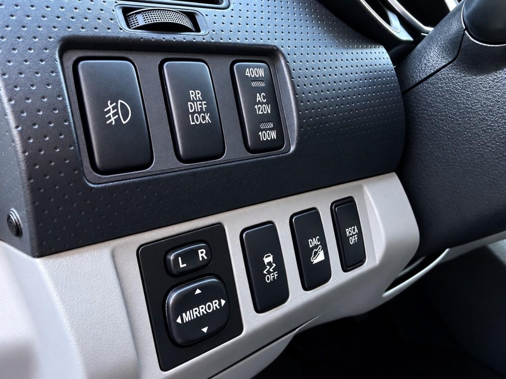 Toyota Tacoma Vehicle Full-screen Gallery Image 19