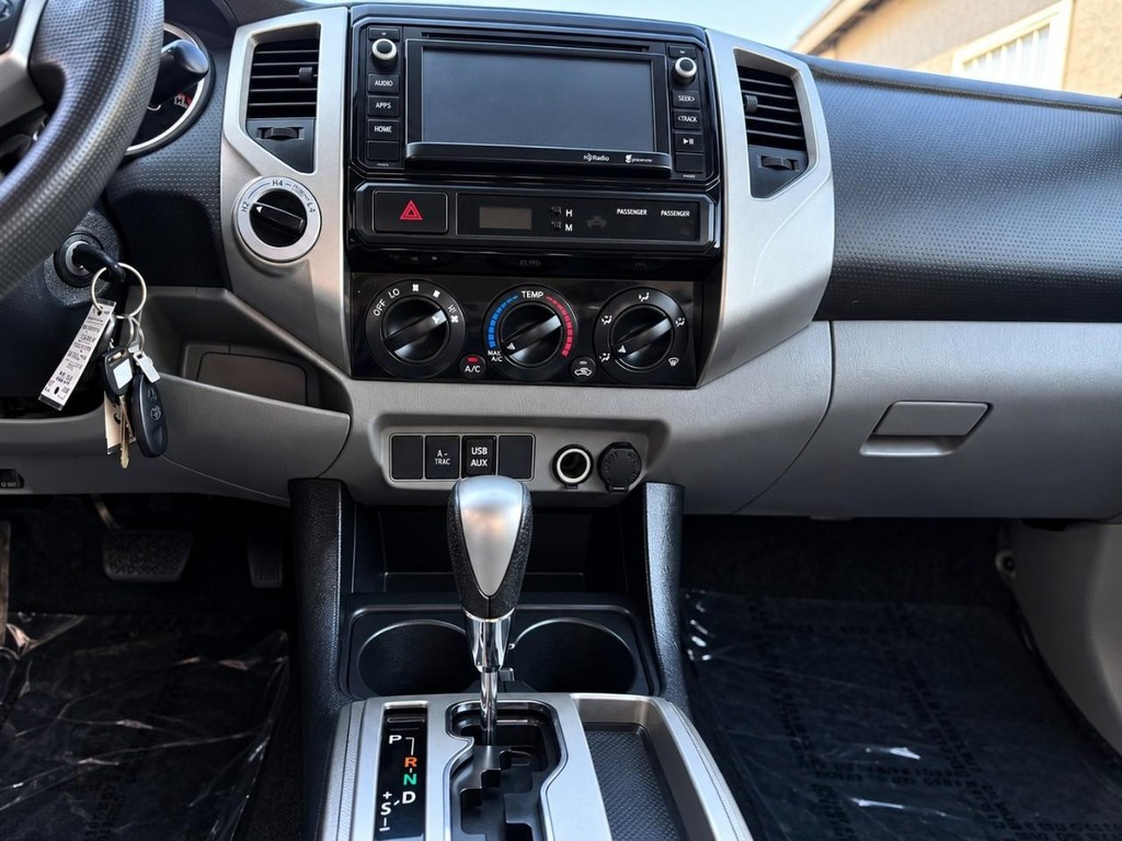 Toyota Tacoma Vehicle Full-screen Gallery Image 21