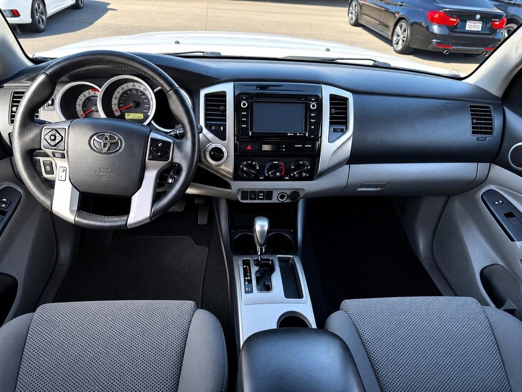 Toyota Tacoma Vehicle Full-screen Gallery Image 22