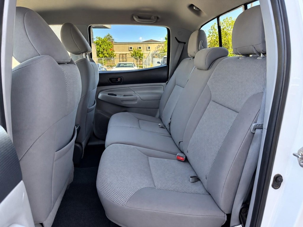 Toyota Tacoma Vehicle Full-screen Gallery Image 23