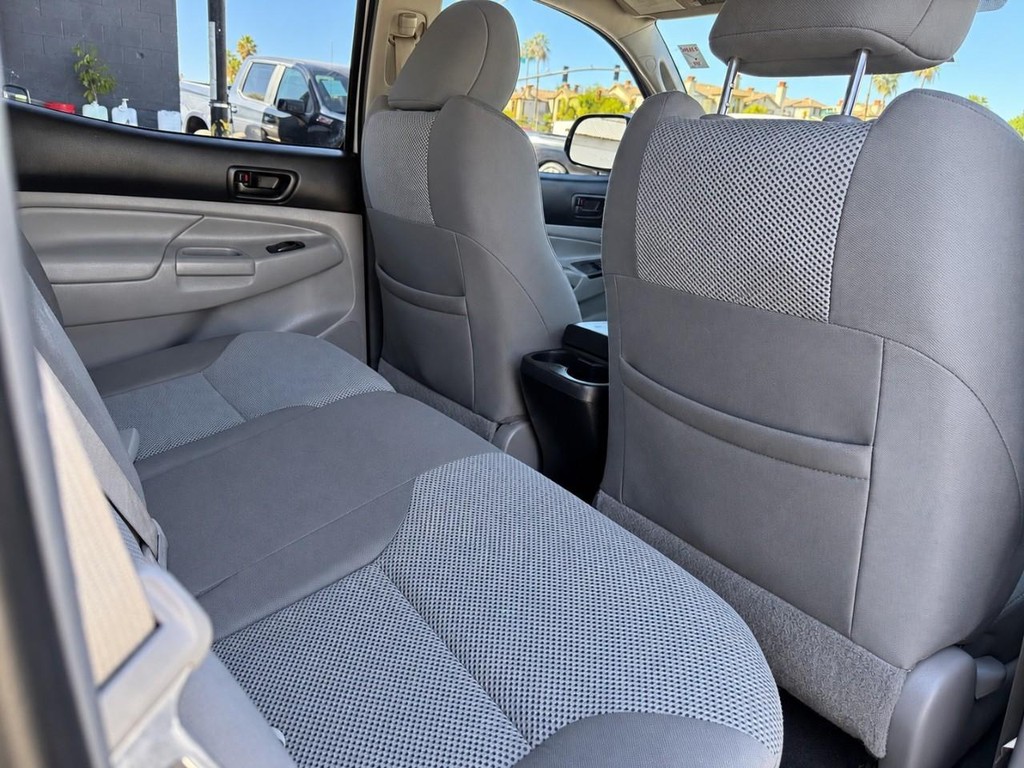 Toyota Tacoma Vehicle Full-screen Gallery Image 24