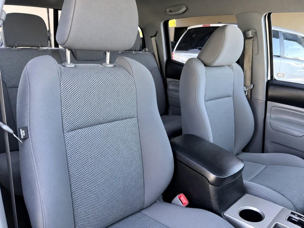Toyota Tacoma Vehicle Full-screen Gallery Image 25