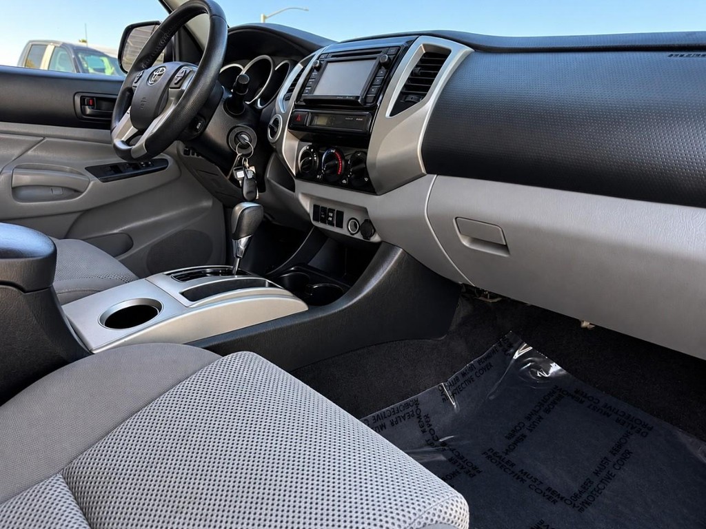 Toyota Tacoma Vehicle Full-screen Gallery Image 26