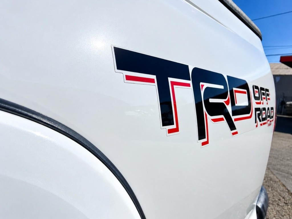 Toyota Tacoma Vehicle Full-screen Gallery Image 27