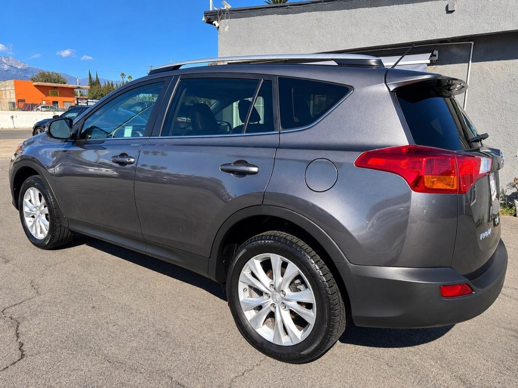 Toyota RAV4 Vehicle Full-screen Gallery Image 5