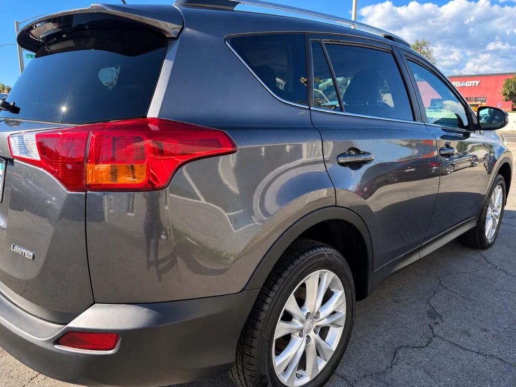 Toyota RAV4 Vehicle Full-screen Gallery Image 8