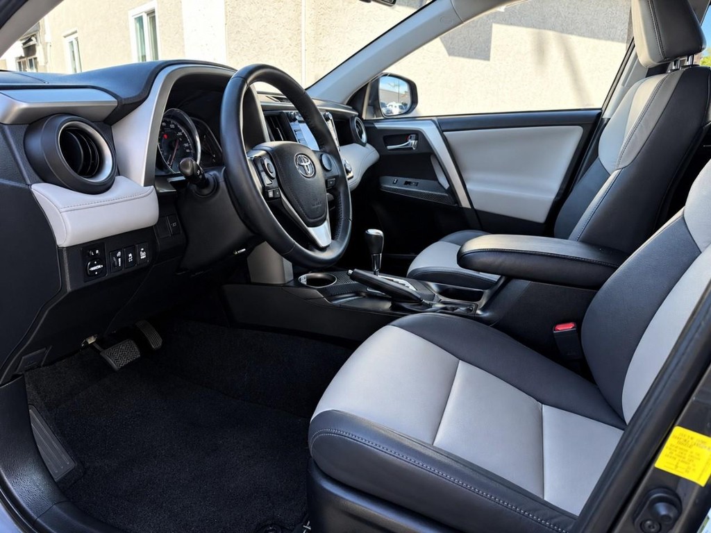 Toyota RAV4 Vehicle Full-screen Gallery Image 16