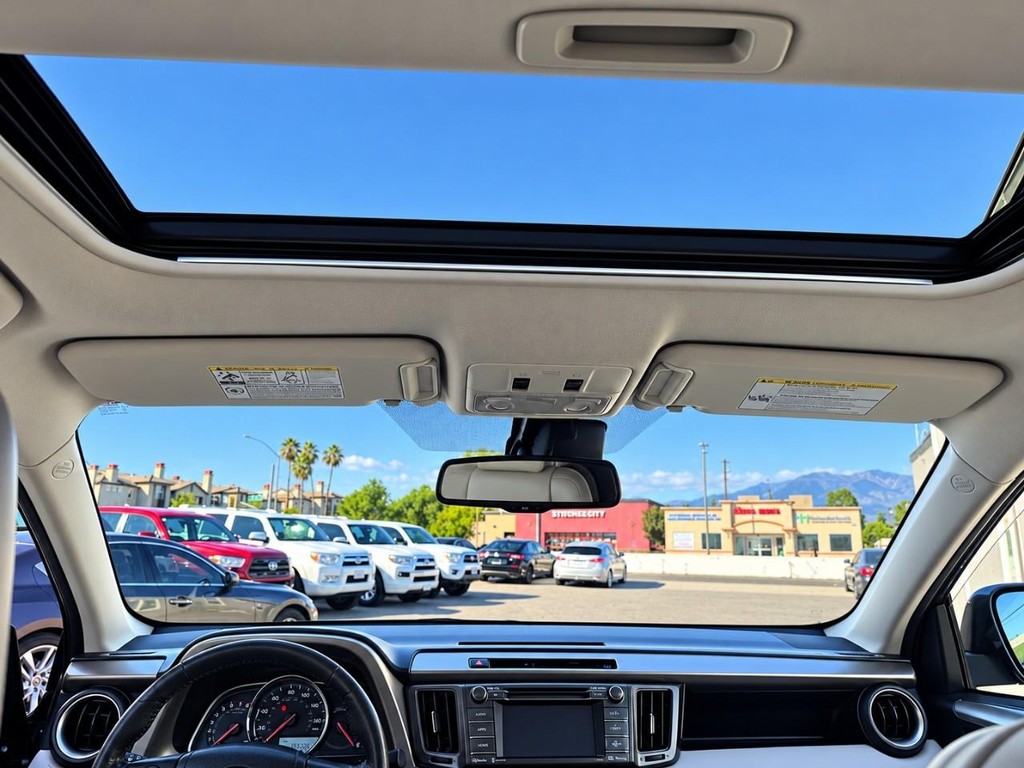 Toyota RAV4 Vehicle Full-screen Gallery Image 18