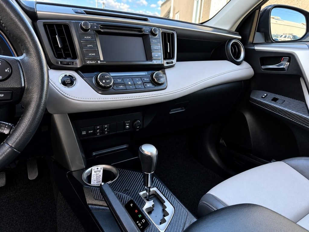 Toyota RAV4 Vehicle Full-screen Gallery Image 19