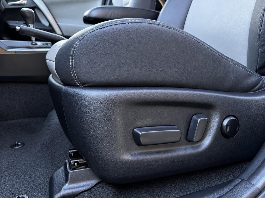 Toyota RAV4 Vehicle Full-screen Gallery Image 20