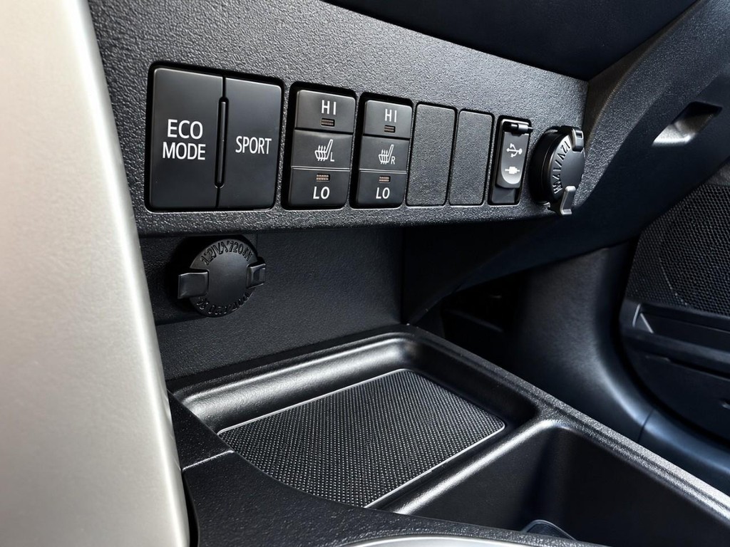Toyota RAV4 Vehicle Full-screen Gallery Image 21
