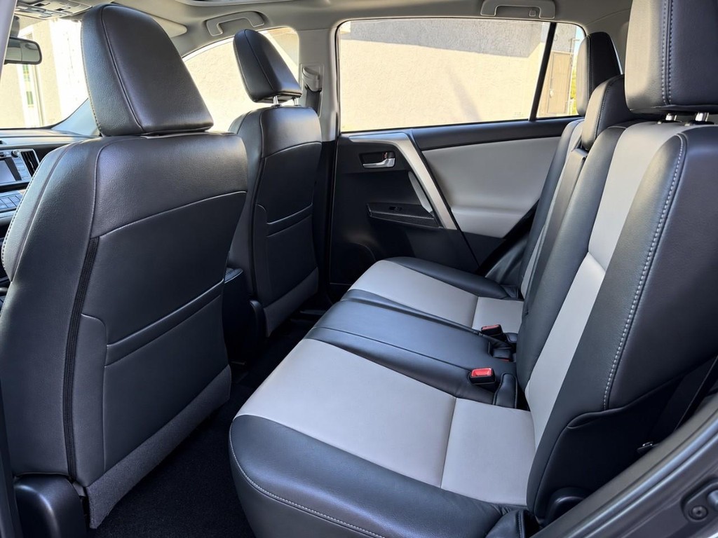 Toyota RAV4 Vehicle Full-screen Gallery Image 22