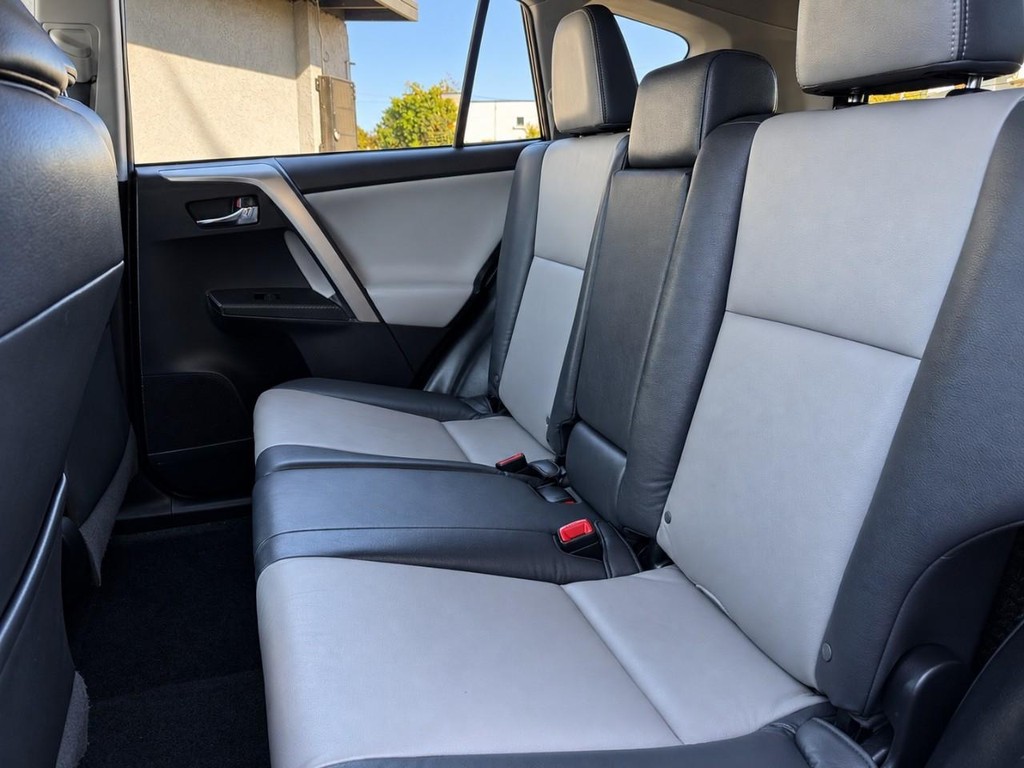 Toyota RAV4 Vehicle Full-screen Gallery Image 23
