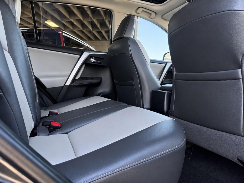 Toyota RAV4 Vehicle Full-screen Gallery Image 25