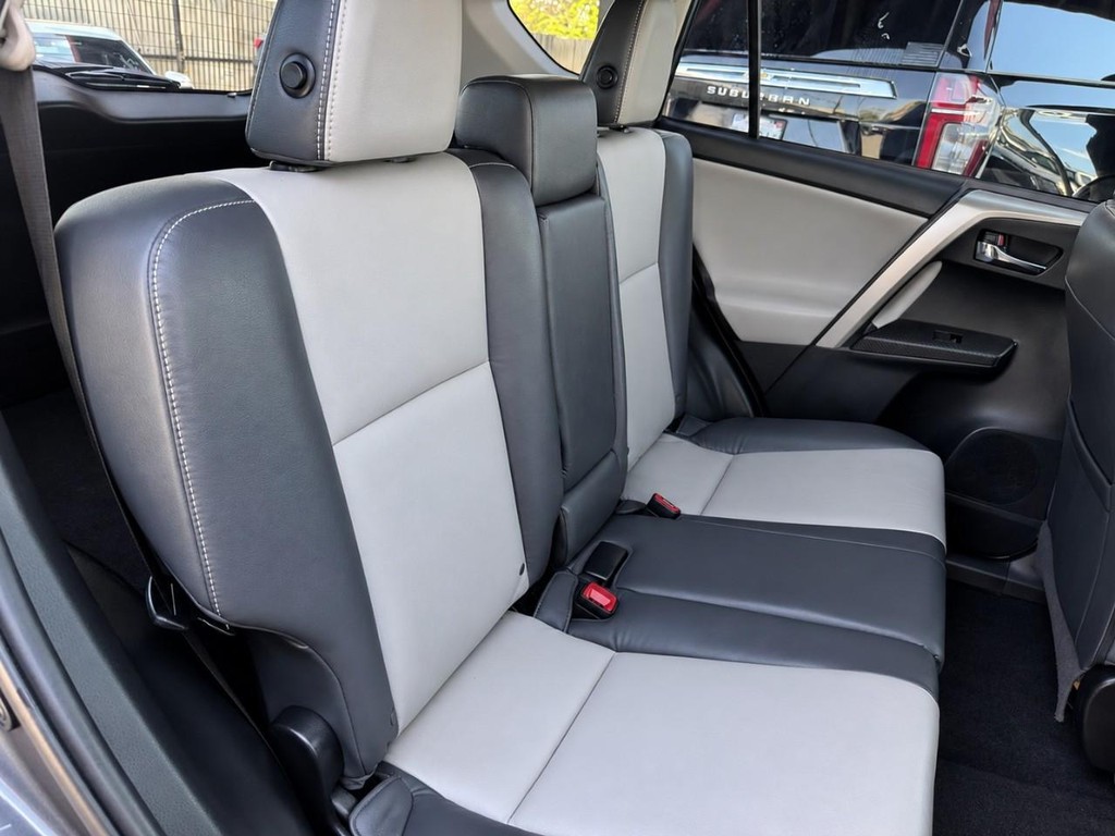 Toyota RAV4 Vehicle Full-screen Gallery Image 26