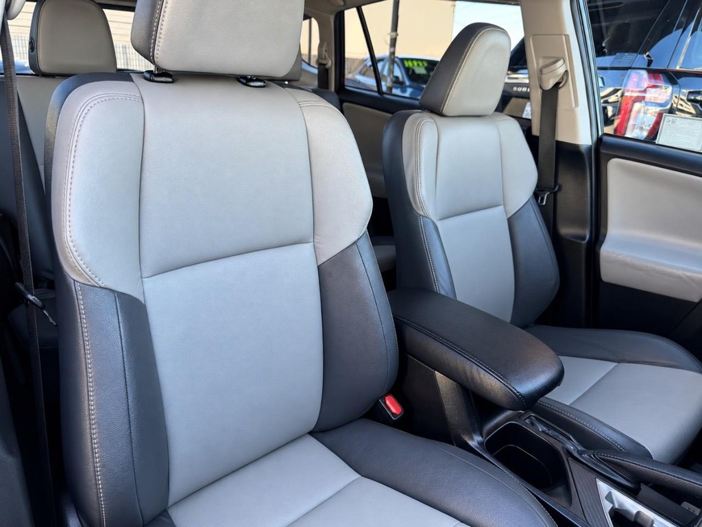 Toyota RAV4 Vehicle Full-screen Gallery Image 27