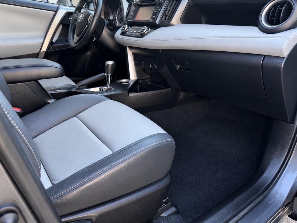 Toyota RAV4 Vehicle Full-screen Gallery Image 28
