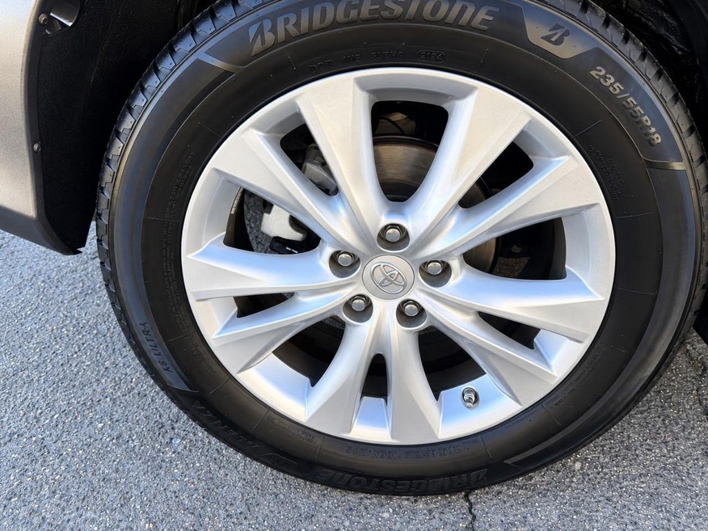 Toyota RAV4 Vehicle Full-screen Gallery Image 29