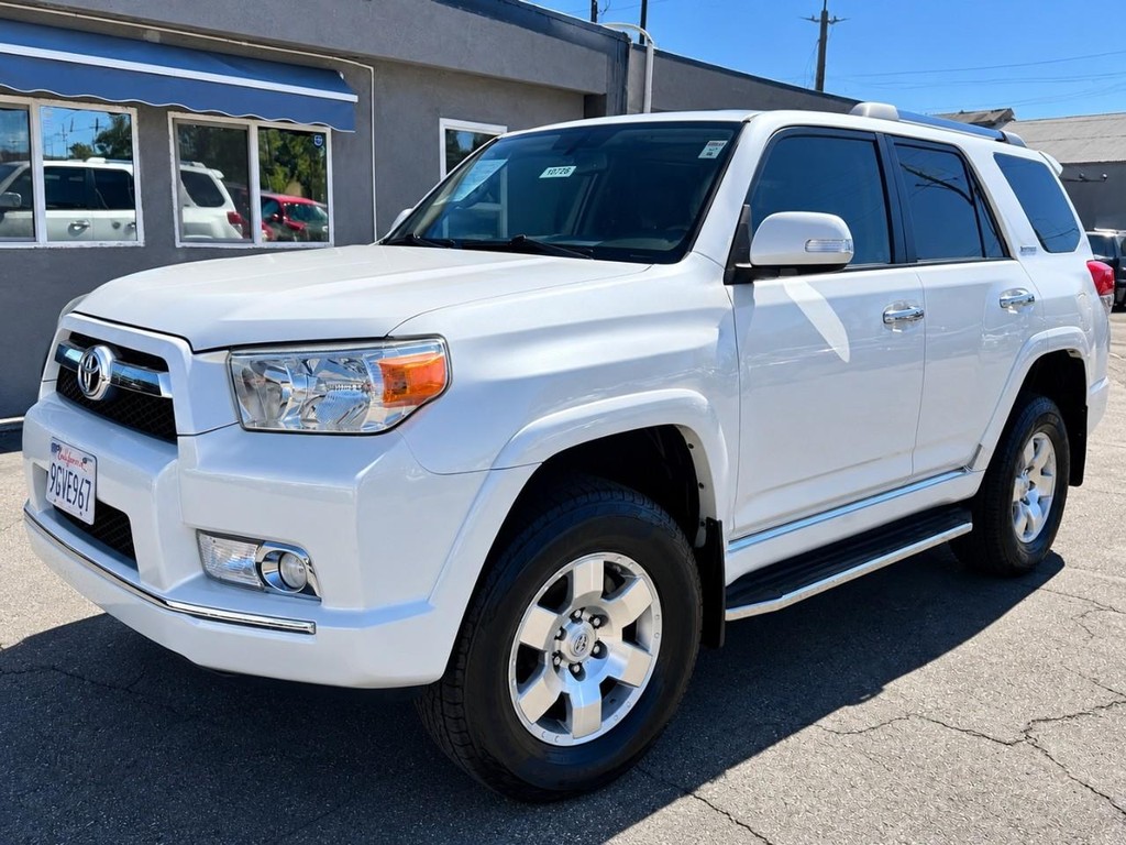 Toyota 4Runner Vehicle Full-screen Gallery Image 2