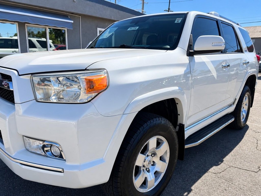 Toyota 4Runner Vehicle Full-screen Gallery Image 3