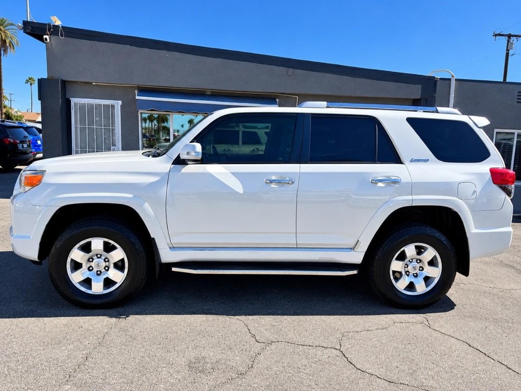 Toyota 4Runner Vehicle Full-screen Gallery Image 4