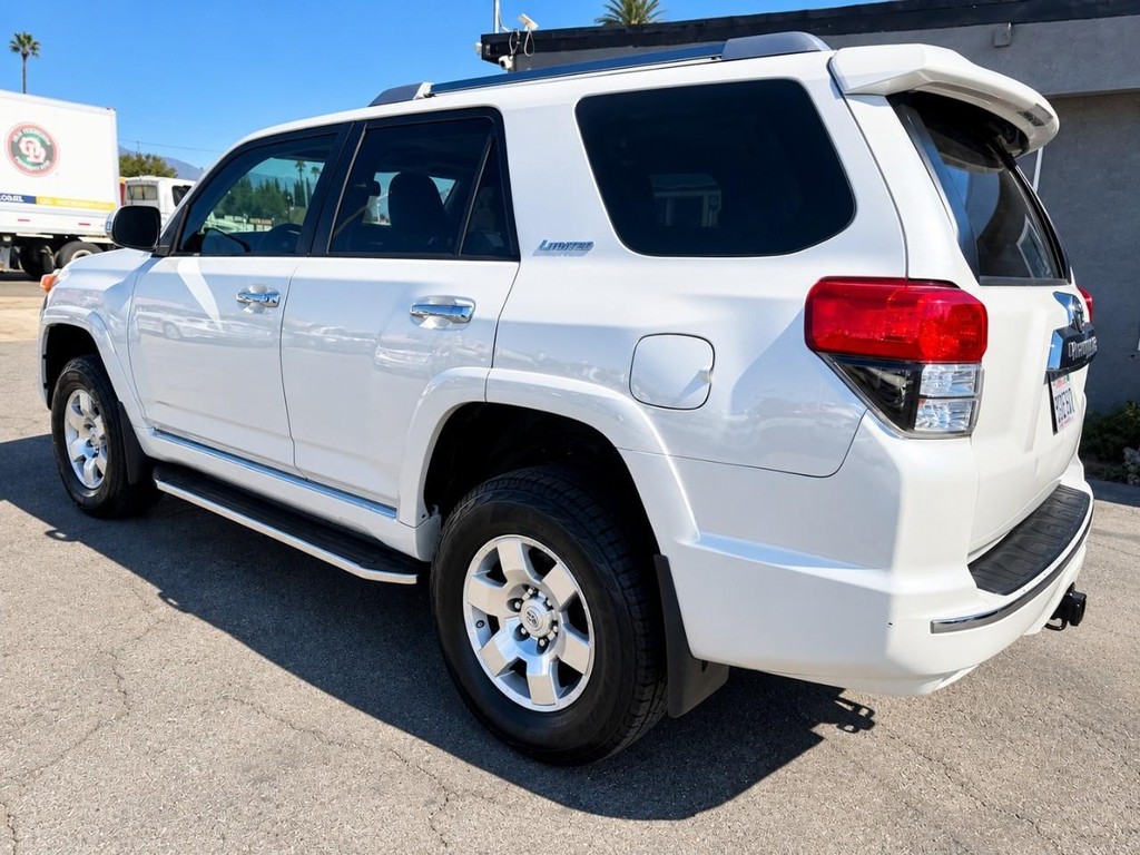 Toyota 4Runner Vehicle Full-screen Gallery Image 5