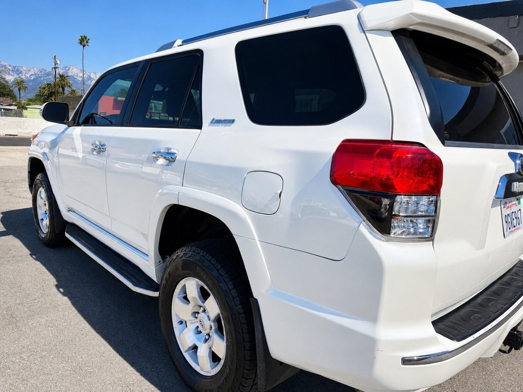 Toyota 4Runner Vehicle Full-screen Gallery Image 6