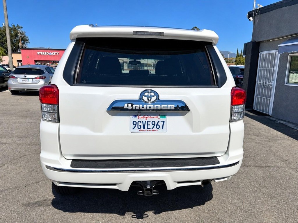 Toyota 4Runner Vehicle Full-screen Gallery Image 7