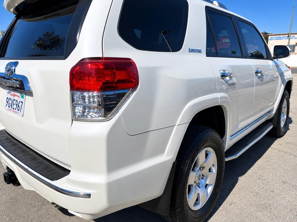 Toyota 4Runner Vehicle Full-screen Gallery Image 9