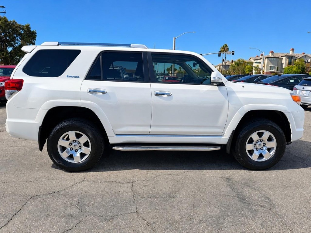 Toyota 4Runner Vehicle Full-screen Gallery Image 10