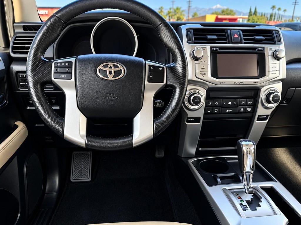 Toyota 4Runner Vehicle Full-screen Gallery Image 16