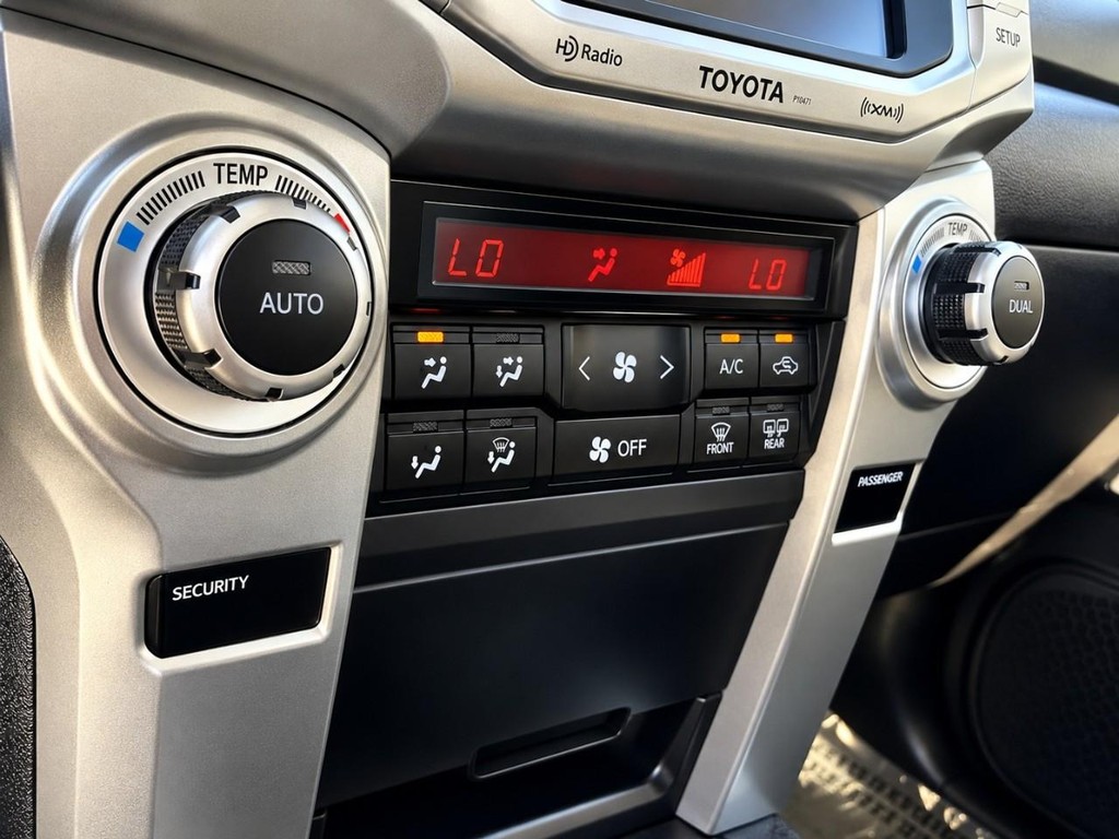 Toyota 4Runner Vehicle Full-screen Gallery Image 17