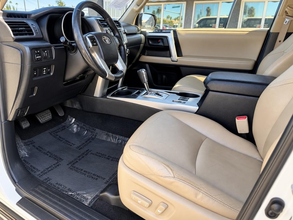 Toyota 4Runner Vehicle Full-screen Gallery Image 19