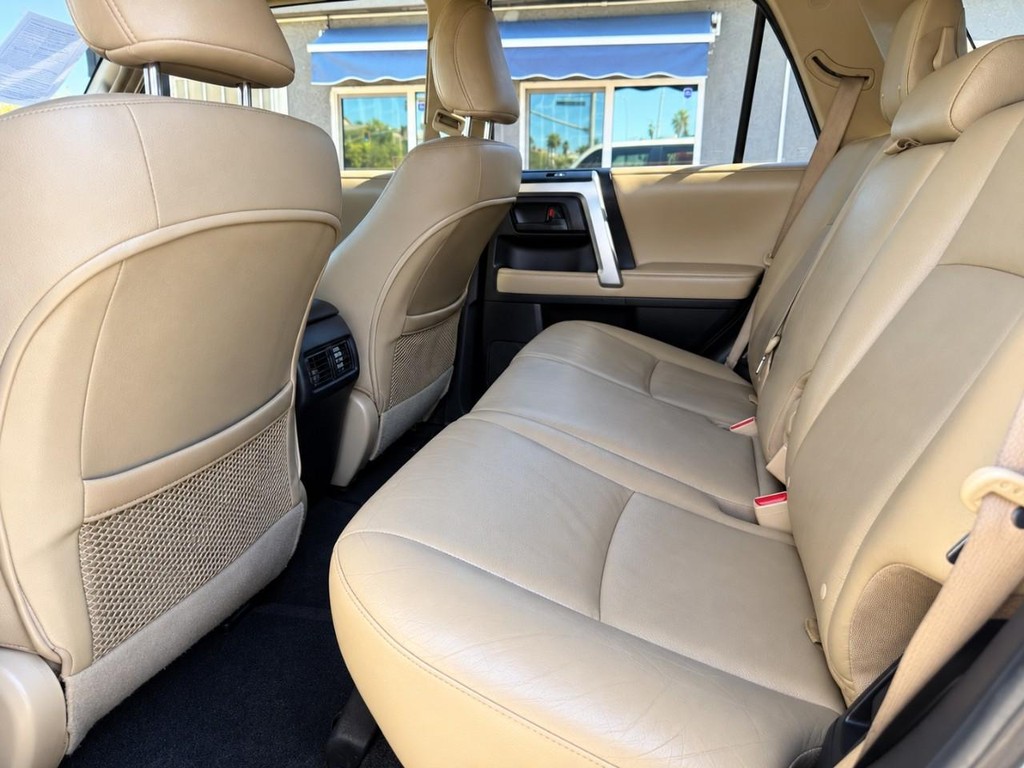 Toyota 4Runner Vehicle Full-screen Gallery Image 20